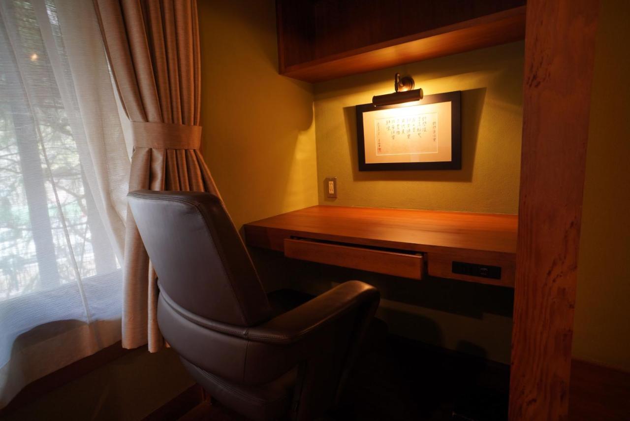 Arima Onsen Tocen Goshobo Hotel Kobe Bagian luar foto A picture light above a desk