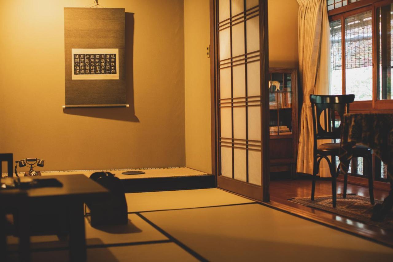 Arima Onsen Tocen Goshobo Hotel Kobe Bagian luar foto A traditional Japanese room with a shoji