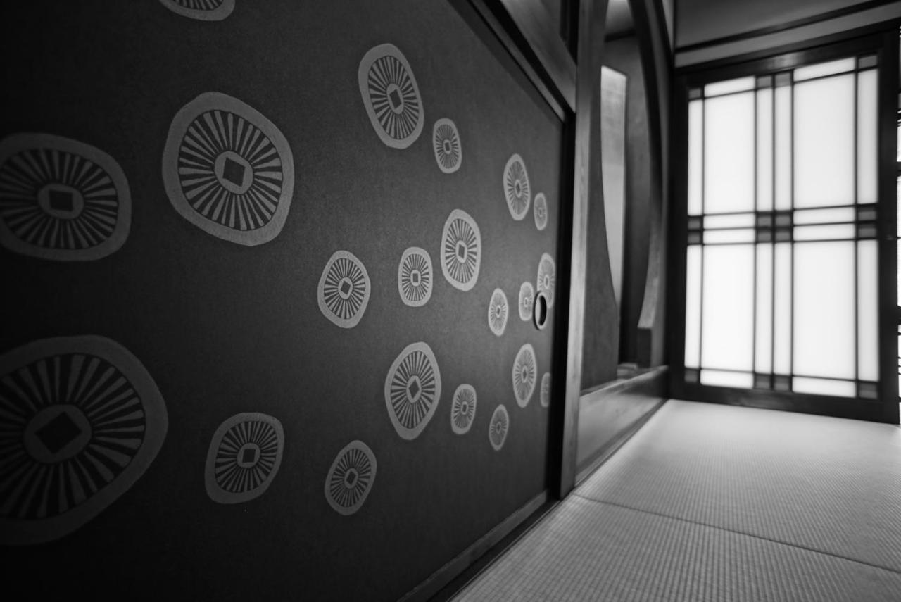 Arima Onsen Tocen Goshobo Hotel Kobe Bagian luar foto A sliding door in a traditional Japanese house
