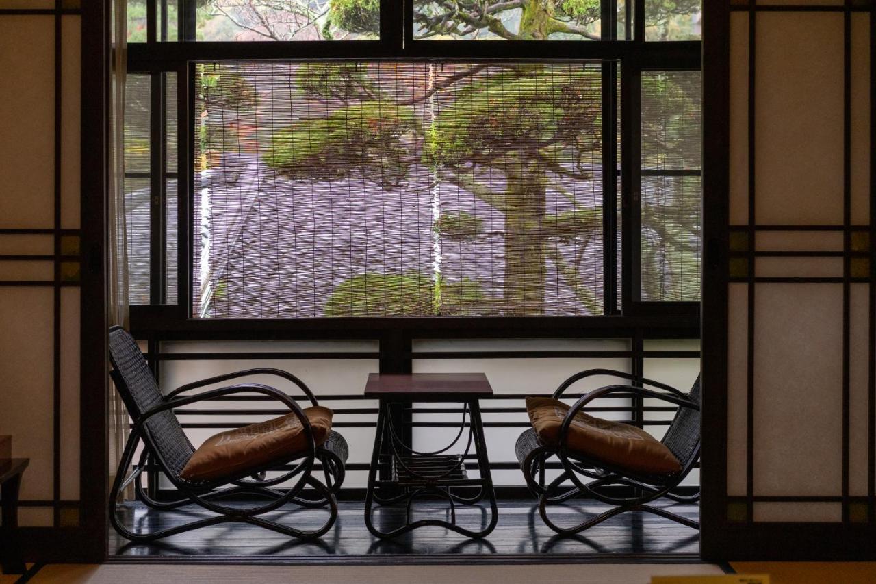 Arima Onsen Tocen Goshobo Hotel Kobe Bagian luar foto A shōji window